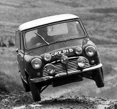 Ensayos para el 14º Daily Mirror RAC Rally 1965
Del 21 al 25 de Noviembre, Londres (Heathrow).
Superficie: tierra - asfalto.

El Rally constaba de 8 etapas con 550.39 km divididos en 57 tramos cronmetrados.

Tomaron la salida 185 equipos, finalizaron 62.
Palabras clave: Mini;Gran_Bretaña;1965;Daily_Mirror;RAC_Rally