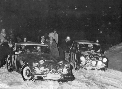 14º Daily Mirror RAC Rally 1965
5# Rauno August Aaltonen - Tony Ambrose con Austin Mini Cooper S 1275 (DJB 93B), clasificado 1º.

2# Timo Mäkinen - Paul Easter con Austin-Healey 3000 MK1 (EJB 806C), clasificado 2º.

Del 21 al 25 de Noviembre, Londres (Heathrow).
Superficie: tierra - asfalto.

El Rally constaba de 8 etapas con 550.39 km divididos en 57 tramos cronmetrados.

Tomaron la salida 185 equipos, finalizaron 62.
@
Palabras clave: Mini;Cooper;Austin;Healey;Gran_Bretaña;1965;Nieve