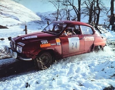 Stig Blomqvist - Bo Reinicke
19º RAC Rally 1970. Saab 96 V4. Abandonó por el diferencial del coche.

Del 13 al 18 de Noviembre, Londres.
Superficie: tierra.

El Rally tenia un total de 600.00 km cronometrados divididos en 2 etapas y 82 tramos especiales.

1ª ETAPA
Se dio la salida el sábado dia 14 a las 13:30 h y terminó el lunes dia 16 a las 13:45 h.

2ª ETAPA
Se dio la salida el martes dia 17 a las 11:45 y terminó el miercoles dia 18 a las 17:00 h.

Tomaron la salida 196 equipos, finalizaron 67.
@
Palabras clave: Stig_Blomqvist;Saab;V4;Gran_Bretaña;Nieve;1970;RAC_Rally