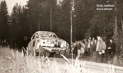 Leo Kinnunen - Erkki Salonen
20º Jyväskylän Suurajot - Rally of the 1000 Lakes 1970. Saab 96 V4 (AYA-10). Abandonó por accidente en SS18 Mynnilä de 8.00 km.

Del 20 al 23 de Agosto, Jyväskylä.
Superficie: tierra.

El Rally constaba de 3 etapas con un total de 2500 km de los que 449.60 km divididos en 54 tramos eran cronometrados.

Tomaron la salida 95 equipos, finalizaron 47.@
Palabras clave: Saab;FinLandia;1970;