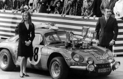 Jean-Claude Andruet - Michèle Espinos-Petit 'Biche' 
Posando con el coche y los trofeos en el 42º Rallye Automobile de Monte-Carlo 1973.
Renault Alpine A110 1800 (8693 HG 76). Clasificado 1º.

Del 19 al 26 de Enero, Monte-Carlo.
Superficie: asfalto - nieve.

El Rally tenia un total de 4800 km de los que 456.50 km divididos en 18 tramos eran especiales, (2 ellas fueron canceladas SS10 Col de la Porte de 18.25 Km y SS11 La Cabanette de 18.25Km).

Tomaron la salida 278 equipos, finalizaron 51.@
Palabras clave: Jean-Claude_Andruet;Michele_Espinosi-Petit;Renault;Alpine;A110;Montecarlo;Personajes;1973