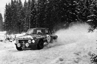 Harry Källström - Claes Billstam
24º International Swedish Rally 1973. Lancia Fulvia 1.6 Coupé HF (TO G75936). Clasificado 4º.

1973 fue el único año en la historia del Rally de Suecia en el que no se permitieron neumáticos con clavos.

Del 15 al 18 de Febrero, Karlstad , Suecia.
Superficie: nieve - hielo.

El Rally tenia un total de 802.00 km cronometrados divididos en 3 etapas y 37 tramos especiale (5 de ellos fue cancelado SS11 Stöllet - Stöllet de 20.00 km, SS17, SS18, SS19 y SS31 Stöllet - Stöllet 2 de 20.00 km).

Tomaron la salida 136 equipos, finalizaron 40.
@
Palabras clave: ;Claes_Billstam;Suecia;Lancia;Fulvia;Coupé;1973;nieve