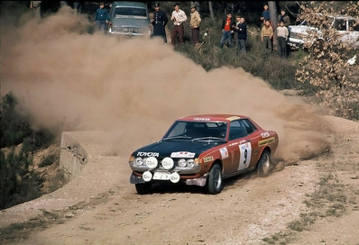 Ove Andersson - Jean Todt
7º TAP Rallye de Portugal 1973. Toyota Celica GT (ACM55MI29). Abandonó por el cable del acelerador antes de SS15 Marao de 32.00 Km.

Del 13 al 18 de Marzo, Estoril, Cascais, Lisboa, Portugal.
Superficie: asfalto - tierra.

El Rally tenia un total de 4600.00 km de los que 397.50 km divididos en 32 tramos eran especiales.

Se inscribieron 90 equipos, tomaron la salida 79, finalizaron 23.@
Palabras clave: Ove_Andersson;Jean_Todt;Toyota;Celica;Portugal;1973