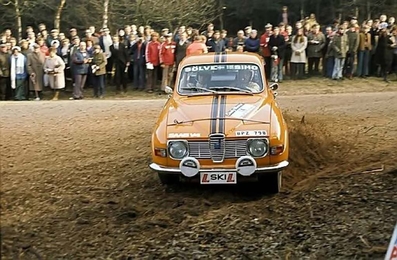 Simo Lampinen - Sölve Andreasson
22º Daily Mirror RAC Rally 1973. Saab 96 V4 (BPZ 798). Abandonó por motor. Desconocemos en que especial.

Del 17 al 21 de Noviembre, London, York, Inglaterra.
Superficie: tierra - barro.

El Rally tenia un total de 3020 km de los que 540.02 km divididos en 80 tramos eran especiales.
10 de ellos fueron cancelados:
SS4 Bildworth de 2.41 km
SS5 Harlow de 2.41 km
SS8 Common de 3.22 km
SS9 Quarry de 2.41 km
SS10 Ludlow de 3.22 km
SS54 Rest and Be Thankful de 1.61 km
SS55 Strachur de 4.83 km
SS56 Loch Eck de 3.22 km
SS57 Loch Eckside de 9.66 km
SS58 Ardgartan de 4.83 km

Se inscribieron 241 equipos, tomaron la salida 198, finalizaron 91.
@
Palabras clave: Simo_Lampinen;Solve_Andreasson;Saab;V4;1973;RAC_Rally;Daily_Mirror