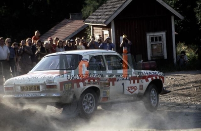 Timo Mäkinen - Henry Liddon
24º Jyväskylän Suurajot - Rally of the 1000 Lakes 1974. Ford Escort RS1600 MKI (SNO 666 M). Clasificado 2º.

Del 2 al 4 de Agosto, Jyväskylä.
Superficie: tierra.

El Rally tenia un total de 1260.00 km de los que 363.80 km divididos en 36 tramos eran especiales (2 de ellas fueron canceladas SS7 Vaarinmaja de 7 Km y SS22 Mataramaki de 13. 10 Km).

Tomaron la salida 118 equipos, finalizaron 88.@


Palabras clave: Timo_Makinen;Ford;Escort;RS;MKI;Finlandia;1974