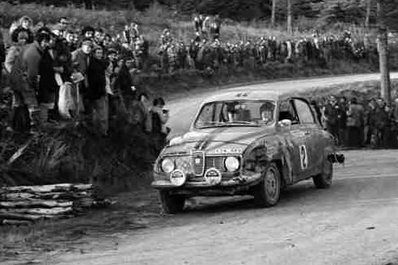 Stig Blomqvist - Hans Sylvan
23º Lombard RAC Rally 1974. Saab 96 V4 (ETK 909). Clasificado 2º.

Del 16 al 20 de Noviembre, York, Yorkshire, Inglaterra.
Superficie: tierra.

El Rally tenia un total de 2218 km con 84 tramos (6 de ellos fueron cancelados SS4 Heaton Park, SS17 Pantperthog, SS31 Dodington, SS44, SS47 Kielder 3 y SS58 Buchanan).

Se inscribieron 197 equipos, tomaron la salida 190, finalizaron 83.@
Palabras clave: Stig_Blomqvist;Hans_Sylvan;Saab;V4;Gran_Bretaña;1974;RAC_Rally;Inglaterra