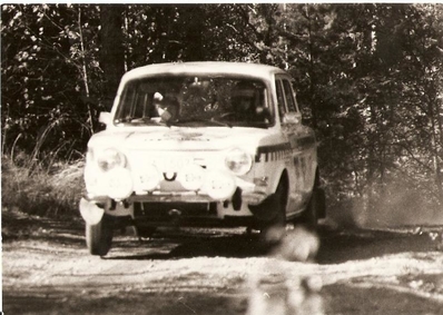 Henri Toivonen - Antero Lindqvist
25º Jyväskylän Suurajot - Rally of the 1000 Lakes 1975. Simca Rallye 2. Abandonó por cárter roto en SS36 Myhinpaa de 20.50 Km.

Del 29 al 31 de Agosto, Jyväskylä, Finlandia.
Superficie: tierra.

El Rally tenia un total de 1332.00 km de los que 287.50 km divididos en 42 tramos eran especiales.

Tomaron la salida 98 equipos, finalizaron 60.@
Palabras clave: Henri_Toivonen;Simca;Rallye;Finlandia;1975