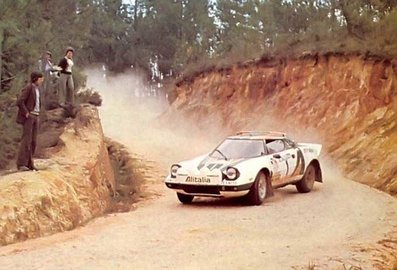 Sandro Munari - Silvio Maiga
10º Rallye de Portugal Vinho do Porto 1976. Lancia Stratos HF (TO M54374). Clasificado 1º.

Del 10 al 14 de Marzo, Estoril, Cascais, Lisboa, Portugal.
Superficie: asfalto - tierra.

El Rally tenia un total de 2087.90 Km de los que 468.70 divididos en 39 tramos, eran especiales, (2 de ellas fueron canceladas SS23 de Gouveia 22.60 km y SS24 Manteigas de 10.70 Km).

Tomaron la salida 59 equipos, finalizaron 21.@
Palabras clave: Sandro_Munari;Lancia;Stratos;Portugal;1976