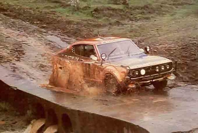 Rauno August Aaltonen - Lofty Drews
25º Safari Rally 1977. Datsun 160J (TKS56ME6431). Clasificado 2º.
D.T. Dobie & Co

Del 7 al 11 de Abril, Nairobi, Kenya, Africa.
Superficie: tierra.

El Rally tenia un total de 5949 km con 81 controles horarios.

Tomaron la salida 61 equipos,finalizaron 12.@
Palabras clave: Datsun;Safari;1977