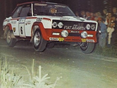 Timo Mäkinen - Henry Liddon
27º Jyväskylän Suurajot - Rally of the 1000 Lakes 1977. Fiat 131 Abarth (TO N94415). Abandonó por motor en SS5 Vaheri de 17.30 Km.

Del 26 al 27 de Agosto, Jyväskylä, Finlandia.
Superficie: tierra.

El Rally tenia un total de 1484 km de los que 452.90 km divididos en 46 tramos eran especiales, (uno de ellos fue cancelado SS14 Vaarinmaja).

Se inscribieron 102 equipos, tomaron la salida 99, finalizaron 44.@
Palabras clave: Timo_Makinen;Henry_Liddon;Finlandia;Fiat;Abarth;1977;Saltos