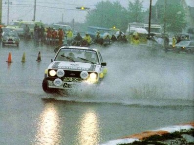 Ari Vatanen - David Richards
6º Critérium Molson du Québec 1979. Ford Escort RS MKII, Clasificado 3º.
El Rally tenia un total de 1,895.30 Km de los que 503.70 Km divididos en 32 tramos, eran especiales,(7 de ellas fueron canceladas SS3 Riviere du Nord 1 de 10,20 Km, SS9 Joliette de 4,30 Km, SS10 Deligny de 8,50 Km, SS16 Riviere aux Brochets 1 de 34,60 Km, SS20 Circuit de Quebec 1 de 9,30 Km, SS23 Circuit de Trois-Rivieres 2 de 8 Km, SS29 Port-Neuf de 41,50 Km).
Se inscribieron 61 equipos, tomaron la salida 39, finalizaron 13.@
Palabras clave: Ari_Vatanen;David;Richards;Ford;Escort;Canada;1979