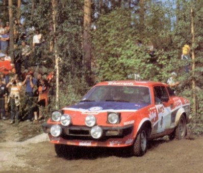 Per Eklund - Hans Sylvan
29º Jyväskylän Suurajot - Rally de los 1000 Lagos 1979. Triumph TR7 V8 (TUD 682T). Clasificado 8º.

Del 24 al 28 de Agosto, Jyväskylä, Finlandia.
Superficie: tierra.

El Rally tenia un total de 1448.50 km de los que 423.50 km divididos en 45 tramos eran especiales (2 de ellas fueron canceladas SS20 y SS29).

Se inscribieron 133, tomaron la salida 128, finalizaron 74.@
Palabras clave: Per_Eklund;Hans_Sylvan;Mazda;Triumph;TR7;Finlandia;1979