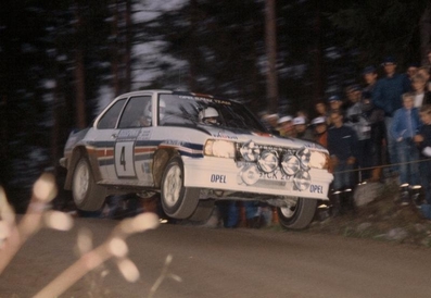 Henri Toivonen - Fred Gallagher
32º Rally de los 1000 Lagos 1982. Opel Ascona 400 (GG-CK 217).
En el primer tramo de la tercera etapa, (SS20 Harju de 2.00 km), sufrio una salida de pista en la que dañó tanto el coche como el motor y acabó abandonando por junta de culata quemada.

Del 27 al 29 de Agosto, Jyväskylä, (Jyväskylän Suurajot), Finlandia.
Superficie: asfalto.

El Rally tenia un total de 1432.00 km de los que 479.82 km divididos en 47 tramos eran especiales, (una de ellas fue cancelada SS39).

Tomaron la salida 154 equipos, finalizaron 68.@
Palabras clave: Henri_Toivonen;Opel;Ascona;Finlandia;1982;