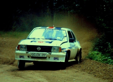 Henri Toivonen - Fred Gallagher
32º Rally de los 1000 Lagos 1982. Opel Ascona 400 (GG-CK 217).
En el primer tramo de la tercera etapa, (SS20 Harju de 2.00 km), sufrio una salida de pista en la que dañó tanto el coche como el motor y acabó abandonando por junta de culata quemada.

Del 27 al 29 de Agosto, Jyväskylä, (Jyväskylän Suurajot), Finlandia.
Superficie: asfalto.

El Rally tenia un total de 1432.00 km de los que 479.82 km divididos en 47 tramos eran especiales, (una de ellas fue cancelada SS39).

Tomaron la salida 154 equipos, finalizaron 68.@
Palabras clave: Henri_Toivonen;Opel;Ascona;Finlandia;1982