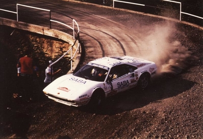 Björn Waldegård - Claes Billstam
25º Rally Sanremo 1983. Ferrari 308 GTB (PA 639395). Abandonó por motor en SS25 Pianella 1 de 15.22 km.

Del 2 al 7 de Octubre, Sanremo, Liguria, Imperia, Italia.
Superficie: Asfalto - tierra

El Rally tenia un total de 2695.00 km de los que 775.89 km divididos en 58 tramos, eran especiales.

Se inscribieron 97 equipos, tomaron la salida 97, finalizaron 36.@
Palabras clave: ;Ferrari;GTB;Grupo_B;Sanremo;1983
