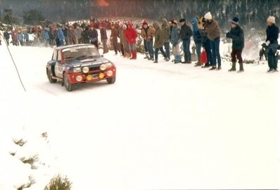 Bruno Saby - Jean-Marc Andrié
52º Rallye Automobile de Monte-Carlo 1984. Renault 5 Turbo (6711 WE 38). Abandonó por accidente quedando clasificado el 83º.

Del 21 al 27 de Enero, Monte-Carlo.
Superficie: asfalto - nieve.

El Rally tenia un total de 3328.90 km de los que 753.20 km divididos en 30 tramos eran especiales, (4 de ellas fueron cancxeladas SS3 St Jean en Royans de 39 Km, SS11 Les Savoyons - Sigoyer de 32 Km, SS12 Pont sur Barrage du Sautet de 18,40 Km, SS13 Chateau d'Ancelle - La Batie Neuve de 11,20 Km).

Se inscribieron 222 equipos, tomaron la salida 209, finalizaron 120.@
Palabras clave: Bruno_Saby;Jean-Marc_Andrie;Montecarlo;Renault;Turbo;Nieve;1984;Grupo_B