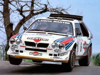 Massimo (Miki) Biasion - Tiziano Siviero
30º Tour de Corse - Rallye de France 1986. Lancia Delta S4 (TO 76795E).
Equipo Martini Lancia se retira de la prueba a causa del fatal accidente de Henri Toivonen y Sergio Cresto el di­a 02-05-1986.

Del 1 al 3 de Mayo, Ajaccio, Córcega, Francia.
Superficie: asfalto.

El Rally tenia un total de 1551.00 km de los que 1122.34 km divididos en 30 tramos eran especiales. (4 de ellos fueron cancelados. SS12 Figarella - Cardo de 15.75 Km, SS18 Corte - Taverna de 26.84 Km, SS19 Moltifao - Speloncato de 38.16 Km y SS20 Corbara - Calenzana de 23.69 Km. Los 3 últimos por el fatal accidente de Henri y Sergio).
Tomaron la salida 122 equipos, finalizaron 31.

En esta edición habí­an 5 tramos de 50 o mas Km cronometrados, SS7 Cozzano - Col de la Serra de 50.84, SS8 Muracciole - Abbazia de 50.00, SS10 Pont d'Altiani - Pont St Laurent de 56.01, SS14 Prunelli - San Pancrazio de 55.67 y SS17 Campe Militaire - Corte de 58.14. Uno de mas de 70 km, SS23 Saint Roch - Suaricchio de 78.19, y otro, el último, SS30 Liamone - Suaricchio de 83.16 Km.

Aquí dejo los kilómetros de cada uno de los 30 tramos del Rally:

1ª ETAPA (01-Mayo-1986)
SS1 Verghia - Pont de la Masina de 38.09 km
SS2 Sainte Marie Sicche - Moca 1 de 23.96 km
SS3 Petreto - Aullene 1 de 20.03 km
SS4 Zerubia - Santa Giulia de 30.60 km
SS5 Sartene - Zonza de 44.23 km
SS6 Aullene - Zicavo de 25.59 km
SS7 Cozzano - Col de la Serra de 50.84 km
SS8 Muracciole - Abbazia de 50.00 km
SS9 Campo al Quarcio - Ponte de Noceta de 33.77 km
SS10 Pont d'Altiani - Pont St Laurent de 56.01 km
SS11 Ponte Rosso - Borgo de 42.29 km

TOTAL ETAPA 415.41 km

2ª ETAPA (02 Mayo-1986)
SS12 Figarella - Cardo (cancelado) de 15.75 km
SS13 Saint Florent - Col de San Stefano de 26.81 km
SS14 Prunelli - San Pancrazio de 55.67 km
SS15 Folelli - Santa Lucia di Moriani de 18.49 km
SS16 Moriani Plage - Orsoni de 20.10 km
SS17 Campe Militaire Corte de 58.14 km
SS18 Corte - Taverna (cancelado) de 26.84 km
SS19 Moltifao - Speloncato (cancelado) de 38.16 km
SS20 Corbara - Calenzana (cancelado) de 23.69 km

TOTAL ETAPA 283.65 km

3ª ETAPA (03-Mayo-1986)
SS21 Norte Dame de la Serra - Pont du Fango de 28.77 km
SS22 Fango - Ota de 48.59 km
SS23 Saint Roch - Suaricchio de 78.19 km
SS24 Tavera - Pont de Mezzana de 30.57 km
SS25 Sainte Marie Sicche - Moca 2 de 23.96 km
SS26 Petreto - Aullene 2 de 20.03 km
SS27 Sorbollano - Santa Giulia de 35.59 km
SS28 Calvese - Agosta Plage de 38.69 km
SS29 Plaine de Peri - Capiglioli de 35.73 km
SS30 Liamone - Suaricchio 83.16 km

TOTAL ETAPA 423.28 km.
SUMANDO LAS TRES ETAPAS, ESTAMOS HABLANDO DE 1122.34 KM CRONOMETRADOS... UNA SALVAJADA...
@
Palabras clave: Miki_Biasion;Tiziano_Siviero;Lancia;Delta;Corcega;Grupo_B;1986;Corse