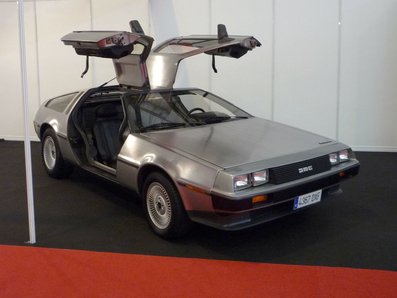 DeLorean
"El coche de la pelà­cula Regreso al Futuro, producida el año 1985"
Palabras clave: DeLorean