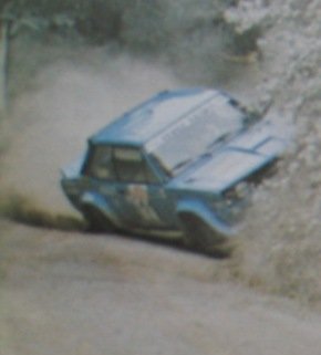 Attilio Bettega - Arnaldo Bernacchini
22º Rally Sanremo 1980. Fiat 131 Abarth (TO P35975). Clasificado 6º.

Del 6 al 11 de Octubre, Sanremo, Imperia, Liguria, Italia.
Superficie: asfalto - tierra.

El Rally tenia un total de 2868 km de los que 821 km divididos en 51 tramos eran especiales, (2 de ellas fueron canceladas SS7 y SS8).

Se inscribieron 88 equipos, tomaron la salida 77, finalizaron 19.@
Palabras clave: Fiat;Abarth;Attilio_Bettega;Crash;Sanremo;1980