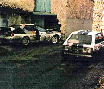 50º Rallye Automobile de Monte-Carlo 1982
Audi Quattro (IN-ND 21) de Michèle Mouton - Fabrizia Pons enpotrado en una casa.
Abandonó por éste accidente en SS11 Pont des Miolans - St Auban 1 de 24,28 Km.

La Gendarmerie impidió pasar a los ouvreurs de Michele desde éste pueblo hasta el final de tramo (unos 6km), desviándolos a una ruta de acceso, por ser hora de cierre.
Con ello Michele llegó a esa placa de hielo negro completamente ciega.
Golpe duro y seco saldado con contusiones.

Al lado pasando el Ford Fiesta MK1 1600S (GE-1158-L) de Salvador Servia - Jorge Sabater, clasificado 14º.

Del 16 al 22 de Enero, Monte Carlo.
Superficie: asfalto - nieve.

El Rally tenia un total de 4082.71 km de los que 747.81 km divididos en 32 tramos eran especiales, (2 de ellas fueron canceladas SS7 Trigance - Chateauvieux 1 de 28,53 Km y SS15 St Jean en Royans - La Chapelle en Vercors de 38,67 Km).

Se inscribieron 306 equipos, tomaron la salida 299, finalizaron 140.

[url=https://goo.gl/maps/dgqZ2p3L1g3f8HtZ7] Localización del lugar en Google Maps:[/url]
@
Palabras clave: Michele_Mouton;Audi;Grupo_B;Quattro;Montecarlo;Salvador_Servia;crash;1982