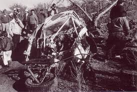 Ari Vatanen - Terry Harryman
5º Marlboro Rally Argentina 1985. Peugeot 205 Turbo 16. Abandonó por grave accidente en SS2 Las Bajadas 1 de 19.71 Km.

El accidente más grave de su carrera, en el que estuvo a punto de encontrar la muerte.

En los días previos, Ari Vatanen había manifestado su desagrado por el recorrido, al que calificó como veloz y peligroso.

Indudablemente, el finlandés sabía porque lo decía, sobre todo en función de los Grupo "B", que eran capaces de funcionar sobre tierra a mas de 200 kilómetros por hora.

Despues de haber ganado el primer tramo, SS Berrotaran de 25.28 km, Vatanen transitaba por La Sierrita, un paraje ubicado a cuatro kilómetros de la largada del segundo tramo, Las Bajadas de 19.71 km.

Venía a fondo y al pasar por el lecho de un vado, cubierto de lodo y escarcha, las ruedas posteriores dieron contra el borde superior de dicho vado.

El Peugeot se elevó unos cuatro metros, viajando por el aire un largo trecho hasta caer de punta, efectuar otra voltereta, pegar contra un talud y finalmente, aterrizar de culo, destruyéndolo completamente, así como la parte delantera, y quedando intacto el habitáculo debido a que la estructura interna de seguridad resistió todos los impactos.

Inmediatamente, Vatanen y Harryman fueron recogidos por el helicóptero de Peugeot y trasladados al Hospital Regional de Río Tercero, donde se le efectuaron estudios y primeros auxilios determinando que la atención continuara en el Hospital de Urgencias de la ciudad de Córdoba, por lo que se solicitó un helicóptero para el traslado.

Una vez en el Hospital de Córdoba, se dio a conocer el primer parte, en el que se consignó que el estado de Vatanen era el de un politraumatizado grave, con fracturas en las costillas del lado izquierdo, traumatismo torácico, estallido de la segunda vértebra lumbar y estallido de la articulación de la rodilla.

En un primer momento no se apreció daño a nivel neurológico, y luego del primer día Vatanen experimentó una mejoría muy leve.

Su copiloto Terry Harryman presentaba un pronóstico favorable. Había sufrido la fractura de la segunda vértebra cervical y traumatismos en brazos y antebrazos.

Peugeot Talbot Sport pasó un comunicado de prensa informando que Vatanen y Harryman serían trasladados a París y Belfast respectivamente.
En el caso del piloto, seria atendido por el especialista francés Le Tournet, el mismo que atendió a Pironi y Jabouille.

En cuanto al accidente en sí, fue un llamada de atención...

En cuanto a Jean Todt jefe del Equipo Peugeot Sport en esos tiempos, en el Hospital logra acercarse a Ari, está muy mal, pero le habla hasta que despierta, el finlandés abre los ojos: "Jean, ¿podré volver a correr?... Pero, ¿porqué me salí?" repite una y mil veces.
Su hermano dijo a Jean que no tenía salvación, pero poco después, el propio Ari habla con Jean personalmente, la situación estaba controlada... se había salvado.

Ari Vatanen se mantuvo apartado del los Rallyes durante casi 2 años debido a las heridas sufridas en este accidente, sumándole a ello que poco después de empezar la rehabilitación entró en una profunda depresión.

Aquí dejamos un comentario realizado por un seguidor de nuestra página en Facebook MUNDO RALLY RETRO de Marcelo Alfredo Lopez Bisso:

Se comentaba que Ari había hecho algunas donaciones y puesto una placa en honor al equipo que lo asistió.

Hay mucha gente involucrada con este episodio, como el avión periodístico que sobrevolaba el tramo y vio el coche accidentado. Enseguida dio aviso al helicóptero sanitario, que venía 500 metros detrás, cuyo equipo sacó a Vatanen de los restos del Peugeot retorcido y volando a potencia máxima consiguió llevarse a Vatanen en 17 minutos de vuelo al Hospital... más tiempo en su traslado le hubiera ocasionado la muerte, pero en 72 horas estuvo en condiciones de ser derivado vía aérea a Francia, para lo cual vino un lear jet long horn equipado como terapia intensiva aérea, que trasladó a Vatanen y Harryman.

Este desagradable suceso tuvo una gran repercusión en Europa y en la organización del rallye quedando demostrado que en Córdoba-Argentina, teníamos los medios necesarios para actuar ante una emergencia grave, lo que le valió el pulgar arriba para los siguientes años de rallye en Argentina.

Del 30 de Julio al 3 de Agosto, Buenos Aires - Cordoba, Argentina.
Superficie: tierra.

El Rally tenia un total de 2616.00 km de los que 956.71 km divididos en 23 tramos eran especiales.

Tomaron la salida 138 equipos, finalizaron 39.
@

Palabras clave: ;Terry_Harryman;Peugeot;T16;Grupo_B;Argentina;crash;1985