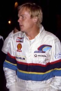 Ari Vatanen
Piloto del Equipo Peugeot Talbot Sport en 1985.
Peugeot 205 Turbo 16.
 
Con él sufrió un grave accidente que casi le cuesta la vida en el 5º Rally Argentina 1985.
Se alejó de las carreras durante casi 2 años a causa de las heridasen dicho accidente y una fuerte depresión.
Palabras clave: ;Personajes;1985