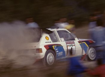 Juha Kankkunen - Juha Piironen
28º Rally Sanremo 1986. Peugeot 205 Turbo 16 E2 (319 FPF 75).

Equipo Peugeot descalificado
El tercer dí­a del Rally se examinó el Peugeot y se decreto que las aletas de la parte de abajo eran en realidad faldillas. Las faldillas habí­an sido prohibidas después del Córcega, y a pesar de que los coches habí­an pasado las verificaciones pre-rally, se excluyeron todos los Peugeot de inmediato. Peugeot llevó el asunto a la FISA en diciembre, y decidió que la exclusión era ilegal.
Todos los puntos del Rally para el Campeonato se anularon, por eso Sanremo de 1986 no pudo considerarse una prueba de WRC, y por eso Markku Alén fue Campeón del Mundo durante tan solo 10 dí­as.

Del 13 al 17 de Octubre, Sanremo, Imperia, Italia.
Superficie: asfalto - tierra.

El Rally tenía un total de 2148.69 Km de los que 532.60 Km divididos en 40 tramos eran especiales, (2 de ellos fueron cancelados SS8 Santa Luce de 12.30 Km y SS22 La Sela 2 de 10.15 Km).

Tomaron la salida 118 equipos, finalizaron 38.@
Palabras clave: ;Juha_Piironen;Peugeot;Turbo;Grupo_B;Sanremo;1986