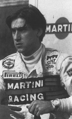 Henri Toivonen
Logrò su primera victoria en el Campeonato del Mundo de Rally en el Rally de Gran Bretaña de 1980 al volante de un Talbot Sunbeam Lotus, poco después de cumplir los 24 años. Esto le convirtiò en el piloto mà¡s joven en lograr una victoria en el Campeonato del Mundo.
 A comienzos del Campeonato de 1985 un accidente en el Rally Costa Smeralda estuvo a punto de terminar con su carrera, regresò a final de esa temporada logrando imponerse en la última prueba del año, el Rally de Gran Bretaña.
Palabras clave: Henri_Toivonen;Personajes
