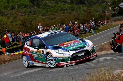 Jari-Matti Latvala - Miikka Anttila
47º Rally Catalunya-Costa Daurada 2011. Ford Fiesta RS WRC. Clasificado 3º.
Latvala, a pesar de haber sido segundo durante gran parte del rally, penalizò en el control antes del Power Stage (Coll de la Teixeta SS18 de 4,32 Km) y se detuvo unos segundos antes de llegar a meta para favorecer a Mikko Hirvonen en el Campeonato del Mundo de Rallyes, cuyo campeòn se decidirà¡ en la última cita en Gran Bretaña.@
Palabras clave: Jari-Matti_Latvala;Miikka_Anttila;Ford;Fiesta;RS;WRC;Catalunya;2011