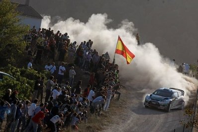 Jari-Matti Latvala - Miikka Anttila
47º Rally Catalunya-Costa Daurada 2011. Ford Fiesta RS WRC. Clasificado 3º.
Latvala, a pesar de haber sido segundo durante gran parte del rally, penalizò en el control antes del Power Stage (Coll de la Teixeta SS18 de 4,32 Km) y se detuvo unos segundos antes de llegar a meta para favorecer a Mikko Hirvonen en el Campeonato del Mundo de Rallyes, cuyo campeòn se decidirà¡ en la última cita en Gran Bretaña.@
Palabras clave: Jari-Matti_Latvala;Miikka_Anttila;Ford;Fiesta;RS;WRC;Catalunya;2011