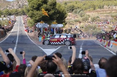 Dani Sordo - Carlos del Barrio
22-10-2011
47º Rally Catalunya-Costa Daurada. Mini John Cooper Works. Clasificado 4º.
Tramo: El Priorat de 45,97 Km SS7-SS10, (tramo mà¡s largo del Mundial).
Situaciòn: Cruce El Molar. Sitio mà­tico del Rally para los aficionados, con un cruce de 180º, donde el freno de mano y las derrapadas suelen ser habituales.@
Palabras clave: Dani_Sordo;Carlos_del-Barrio_Corral;Mini;Cooper;Catalunya;2011;cruce_molar