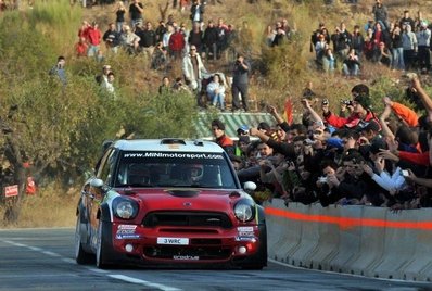 Dani Sordo - Carlos del Barrio
47º Rally Catalunya-Costa Daurada 2011. Mini John Cooper Works. Clasificado 4º.
22-10-2011
Tramo: El Priorat de 45,97 Km SS7-SS10, (tramo mà¡s largo del Mundial).
Situaciòn: Pequeña recta antes de llegar al cruce de El Molar. Sitio mà­tico del Rally para los aficionados, con un cruce de 180º, donde el freno de mano y las derrapadas suelen ser habituales.@
Palabras clave: Dani_Sordo;Carlos_del-Barrio_Corral;Mini;Cooper;Catalunya;2011;cruce_molar