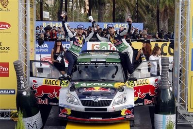 Juho Hänninen - Mikko Markkula
47º Rally Catalunya-Costa Daurada 2011. Skoda Fabia S2000. Clasificado 10º. (1º en SWRC).
Celebrando la victoria en su grupo SWRC.
Palabras clave: Juho_Hänninen;Mikko_Markkula;Skoda;Fabia;S2000;Catalunya;2011;parque_cerrado