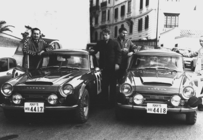  37º Rallye Automobile de Monte-Carlo 1968
#66 El Datsun 2000 (KNY5RE4417) de la izquierda es el de Hannu Mikkola - Anssi Järvi, clasificado 9º.

#70 El Datsun 2000 (KNY5RE4418) de la derecha es el de Jorma Lusenius y Urpo Vituarvaara, clasificado 71º.

Del 20 al 25 de Enero, Monte-Carlo.
Superficie: asfalto - nieve.

Tomaron la salida 200 equipos, finalizaron 79.@
Palabras clave: ;Datsun;Montecarlo;1968;parque_cerrado;Personajes