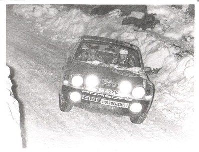 Björn Waldegard - Hans Thorszelius
40º Rallye Automobile de Monte-Carlo 1971. Porsche 914/6 (S-Y 7714). Clasificado 3º.

Del 22 al 29 de Enero, Monte-Carlo.
Superficie: asfalto - nieve con 455,90 km cronometrados divididos en 17 tramos especiales.

Para el tramo final, Col des Banquettes - Col de la Madonne de Gorbio de 28.00 km calificaron 60 equipos, a partir de la posición 23 los equipos fueron clasificados oficialmente hasta el 30.

Se inscribieron 282 equipos, tomaron la salida 224, finalizaron 30.
@
Palabras clave: ;Hans_Thorszelius;Porsche;Montecarlo;nieve;1971