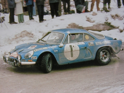 Jean-Luc Thérier - Claude Roure
41º Rallye Automobile de Monte-Carlo 1972. Alpine-Renault A110 1600 (928 HB 76). Abandonó por accidente.

Del 21 al 28 de Enero, Monte-Carlo.
Superficie: asfalto - nieve.

El Rally constaba de 2 etapas y 437.50 km cronometrados divididos en 16 tramos especiales.

Se inscribieron 299 equipos, tomaron la salida 264, finalizaron 40.@
Palabras clave: ;Renault;Alpine;A110;Montecarlo;1972