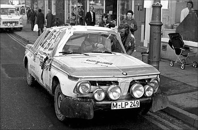 Björn Waldegard - Hans Thorszelius
22º Daily Mirror RAC Rally 1973. BMW 2002 (M-LP 249). Clasificado 7º.

Del 17 al 21 de Noviembre, London, York, Inglaterra.
Superficie: tierra - barro.

El Rally tenia un total de 3020 km de los que 540.02 km divididos en 80 tramos eran especiales.
10 de ellos fueron cancelados:
SS4 Bildworth de 2.41 km
SS5 Harlow de 2.41 km
SS8 Common de 3.22 km
SS9 Quarry de 2.41 km
SS10 Ludlow de 3.22 km
SS54 Rest and Be Thankful de 1.61 km
SS55 Strachur de 4.83 km
SS56 Loch Eck de 3.22 km
SS57 Loch Eckside de 9.66 km
SS58 Ardgartan de 4.83 km

Se inscribieron 241 equipos, tomaron la salida 198, finalizaron 91.
@
Palabras clave: Bjorn_Waldegard;Hans_Thorszelius;BMW;crash;1973;RAC_Rally;Daily_Mirror