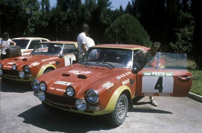 9º Rallye de Portugal - Vinho do Porto 1975
PARQUE CERRADO

4# Fiat 124 Abarth Rallye (TO L69746) de Markku Alén - Illka Kivimaki, Clasificado 1º.
1ª victoria de Markku Alén en el Mundial de Rallyes.

1# Fiat 124 Abarth Rallye (TO K81050) de Hannu Mikkola - Jean Todt, clasificado 2º.

Del 18 al 21 de Julio, Estoril, Cascais, Lisboa, Portugal.
Superficie: asfalto - tierra.

El Rally tenia un total de 2006.50 Km de los que 514.80 Km divididos en 34 tramos eran especiales.

Tomaron la salida 73 equipos, finalizaron 22.@
Palabras clave: Markku_Alen;Fiat;Abarth;Portugal;parque_cerrado;1975