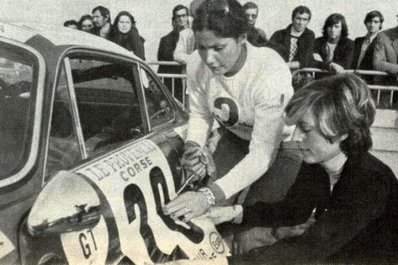 Michèle Mouton - Françoise Conconi
19º Tour de Corse 1975. Alpine-Renault A110 1800 (6859 SH 06). Clasificada 7º.

Del 8 al 9 de Noviembre, Ajaccio, Córcega, Francia.
Superficie: asfalto.

El Rally tenia un total de 1340.00 km de los que 479.40 km divididos en 10 tramos eran especiales (3 de ellos fueron cancelados, SS3 Luri - Canari de 23.70 km, SS4 San Prieto - Pietra Moneta de 34.00 km y SS5 RF9 - N195 de 29.80 km).

Tomaron la salida 77 equipos, finalizaron 22.

En esta edición habí­an 2 tramos de mas de 100 Km:
SS1 Panelca - Ponte Leccia de 158 Km
SS8 Zonza - Abaccia de 120 Km.
@
Palabras clave: Michele_Mouton;Françoise_Conconi;Alpine;Renault;Corcega;detalles;personajes;1975;Corse;Mujeres;Womens