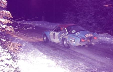 Jean-Pierre Nicolas - Vincent Laverne
43º Rally Automobile de Monte-Carlo 1975. Alpine-Renault A110 1800. Abandonó por accidente en SS12 Col de Pontis de 8.00 km.

Del 15 al 23 de Enero, Monte Carlo.
Superficie: asfalto - nieve.

El Rally tenia un total de 2,345.00 Km de los que 472.00 Km divididos en 22 tramos eran especiales.

Se inscribieron 114 equipos, tomaron la salida 96, finalizaron 43.@
Palabras clave: ;Renault;Alpine;A110;Montecarlo;1975;nieve