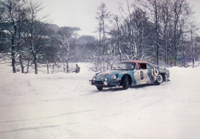 Jean-Pierre Nicolas - Vincent Laverne
43º Rally Automobile de Monte-Carlo 1975. Alpine-Renault A110 1800. Abandonó por accidente en SS12 Col de Pontis de 8.00 km.

Del 15 al 23 de Enero, Monte Carlo.
Superficie: asfalto - nieve.

El Rally tenia un total de 2,345.00 Km de los que 472.00 Km divididos en 22 tramos eran especiales.

Se inscribieron 114 equipos, tomaron la salida 96, finalizaron 43.@
Palabras clave: ;Renault;Alpine;A110;Montecarlo;1975;nieve
