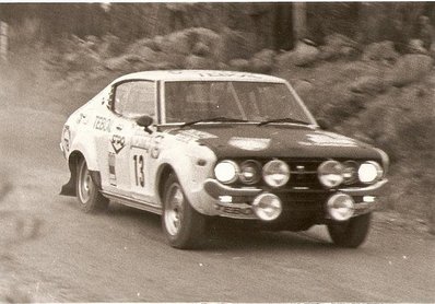 Timo Salonen - Jaakko Markkula
26º Jyväskylän Suurajot - Rally of the 1000 Lakes 1976. Datsun 160J. Clasificado 6º.

Del 27 al 29 de Agosto, Jyväskylä.
Superficie: tierra.

El Rally tenia un total de 1475.00 km de los que 427.80 km divididos en 45 tramos eran especiales.

Se inscribieron 96 participantes, tomaron la salida 91, finalizaron 48.@
Palabras clave: Timo_Salonen;Datsun;Finlandia;1976