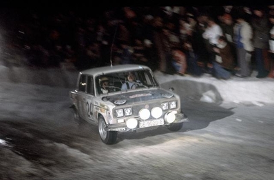 Salvador Servià i Costa  - Jordi Sabater
45º Rallye Automobile de Monte-Carlo 1977. Seat 1430/1800 (GE-9020-B). Clasificado 7º.

Del 22 al 28 de Enero, Monte-Carlo .
Superficie: asfalto - nieve.

El Rally tenia un total de 4800 km de los que 540.50 km divididos en 27 tramos eran especiales (una de ellas fue cancelada SS2 Col de Fontbelle de 35.00 Km).

Se inscribieron 217 equipos, tomaron la salida 198, finalizaron 118 en lista, llegaron 47 en meta.@
Palabras clave: Salvador_Servia;Seat;Montecarlo;nieve;1977