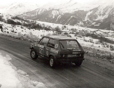 Jean Ragnotti - Jean-Marc Andrie 
45º Rallye Automobile de Monte-Carlo 1977. Volkswagen Golf GTi 1.6 (6969 QU 80). Clasificado 18º.

Del 22 al 28 de Enero, Monte-Carlo .
Superficie: asfalto - nieve.

El Rally tenia un total de 4800 km de los que 540.50 km divididos en 27 tramos eran especiales (una de ellas fue cancelada SS2 Col de Fontbelle de 35.00 Km).

Se inscribieron 217 equipos, tomaron la salida 198, finalizaron 118 en lista, llegaron 47 en meta.@
Palabras clave: ;Volkswagen;Golf;GTI;Montecarlo;nieve;1977