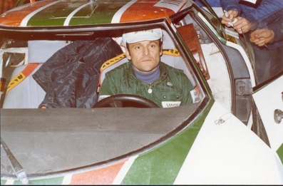 Bernard Darniche
45º Rallye Automobile de Monte-Carlo 1977. Lancia Stratos HF (TO L64137). Abandonó por accidente de tráfico fuera de tramo antes de SS7 N-D du Laus - Gap de 12 Km.
Copiloto Alain Mahé.

Del 22 al 28 de Enero, Monte-Carlo .
Superficie: asfalto - nieve.

El Rally tenia un total de 4800 km de los que 540.50 km divididos en 27 tramos eran especiales (una de ellas fue cancelada SS2 Col de Fontbelle de 35.00 Km).

Se inscribieron 217 equipos, tomaron la salida 198, finalizaron 118 en lista, llegaron 47 en meta.@
Palabras clave: ;Lancia;Stratos;Montecarlo;1977;Personajes;parque_cerrado