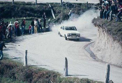 Ari Vatanen - Peter Bryant
11º Rallye de Portugal Vinho do Porto 1977. Ford Escort RS 1800 MKII (POO 504R). Abandonó por accidente.

Del 1 al 6 de Marzo, Estoril.
Superficie: asfalto - tierra.

El Rally tenia un total de 2458 km de los que 580 km divididos en 46 tramos, eran especiales, (2 de ellas fueron canceladas SS18 Sao Lourenco da Montaria de 27 Km y SS 24 Carvalhas de 6 Km).

Tomaron la salida 103 equipos, finalizaron 27.@
Palabras clave: Ari_Vatanen;Peter_Bryant;Portugal;Ford;Escort;RS;1977