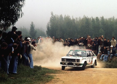 Markku Alén - Illka Kivimaki
12º Rallye de Portugal - Vinho do Porto 1978. Fiat 131 Abarth (TO P35975). Clasificado 1º.

Del 19 al 23 de Abril, Estoril, Portugal.
Superficie: asfalto - tierra.

El Rally tenia un total de 2504 km de los que 627 km divididos en 46 tramos eran especiales.

Tomaron la salida 112 equipos, finalizaron 20.@
Palabras clave: Markku_Alen;Fiat;Abarth;Portugal;1978