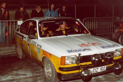 Anders Kulläng - Bruno Berglund
46º Rallye Automobile de Monte-Carlo 1978. Opel Kadett GT/E (GG-DZ 102). Clasificado 9º.

Del 21 al 27 de Enero, Monte-Carlo.
Superficie: asfalto - nieve.

El Rally tenia un total de 4600 km de los que 570 km divididos en 29 tramos eran especiales (5 de ellas fueron canceladas SS8 Col du Fanget de 10 Km, SS10 Serre Chevalier de 10 Km, SS11 Col du Lautaret de 15 Km, SS14 Saint Pierreville de 16 Km y SS15 Burzet de 44 Km).

Se inscribieron 231 equipos, tomaron la salida 216, finalizaron 129.@
Palabras clave: ;Opel;Kadett;GT/E;Montecarlo;parque_cerrado;1978