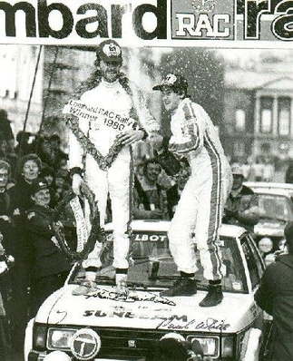 Henri Toivonen - Paul White
29º Lombard Rac Rally 1980. Talbot Lotus Sunbeam (KKV 444V). Clasificado 1º.

Henri tenía 24 años.
Esta victoria supuso entre otras cosas ser el piloto mas joven en ganar una prueba del Mundial de Rallyes, record que mantuvo en su poder durante 28 años, hasta que su compatriota Jari-Matti Latvala le superó al ganar el Rallye de Suecia 2008 con sus 22 años y 313 días.

Del 16 al 19 de Noviembre, Bath, Inglaterra.
Superficie: asfalto - tierra.

El Rally tenia un total de 2896 km de los que 708.09 km divididos en 70 tramos eran especiales, (3 de ellas fueron canceladas SS10 Kilburn de 3.06 Km, SS18 Guisborough de 7.24 Km y SS19 Ingleby de 4.02 Km).

Se inscribieron 150 equipos. tomaron la salida 142, finalizaron 48.@
Palabras clave: Henri_Toivonen;Paul_White;Talbot;Sunbeam;Lotus;Gran_Bretaña;1980