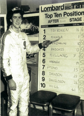 Henri Toivonen
29º Lombard Rac Rally 1980. Talbot Lotus Sunbeam (KKV 444V). Clasificado 1º.

Henri tenía 24 años.
Esta victoria supuso entre otras cosas ser el piloto mas joven en ganar una prueba del Mundial de Rallyes, record que mantuvo en su poder durante 28 años, hasta que su compatriota Jari-Matti Latvala le superó al ganar el Rallye de Suecia 2008 con sus 22 años y 313 días.

Del 16 al 19 de Noviembre, Bath, Inglaterra.
Superficie: asfalto - tierra.

El Rally tenia un total de 2896 km de los que 708.09 km divididos en 70 tramos eran especiales, (3 de ellas fueron canceladas SS10 Kilburn de 3.06 Km, SS18 Guisborough de 7.24 Km y SS19 Ingleby de 4.02 Km).

Se inscribieron 150 equipos. tomaron la salida 142, finalizaron 48.@
Palabras clave: Henri_Toivonen;detalles;Personajes;Gran_Bretaña;1980;RAC_Rally